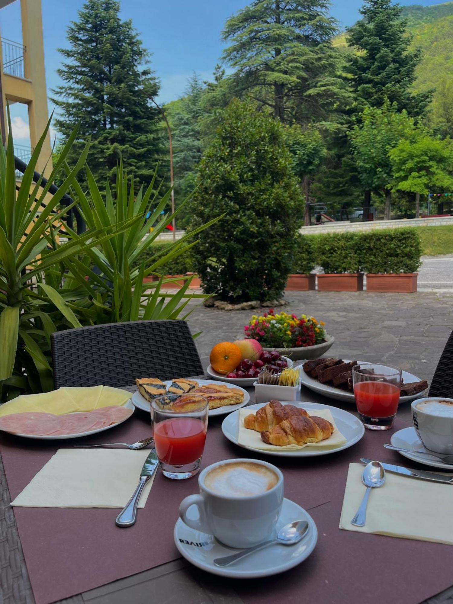Hotel Ristorante Montenerone Apecchio Екстериор снимка
