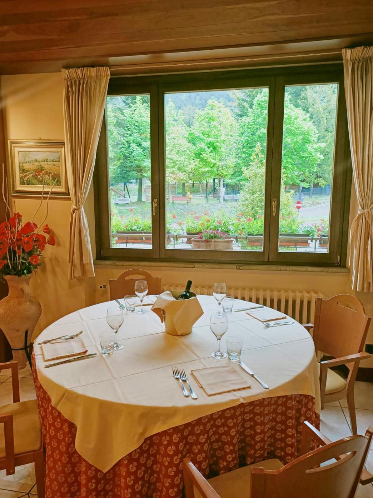 Hotel Ristorante Montenerone Apecchio Екстериор снимка
