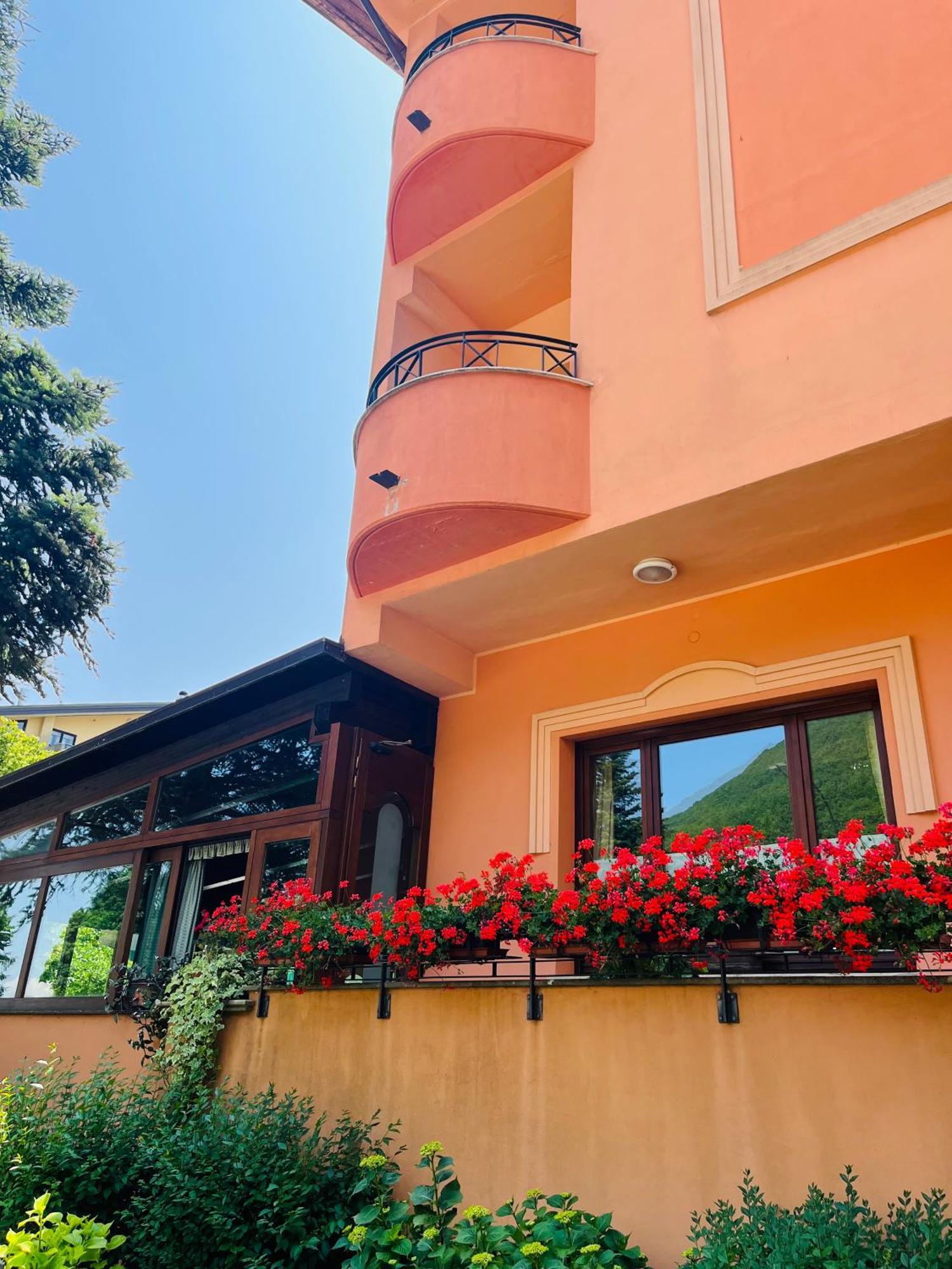 Hotel Ristorante Montenerone Apecchio Екстериор снимка